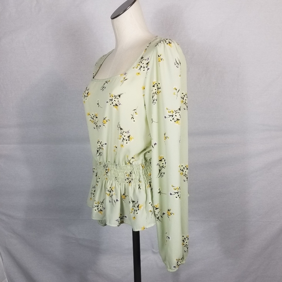 Romantic Pale Green Blouse - Picture 3 of 5